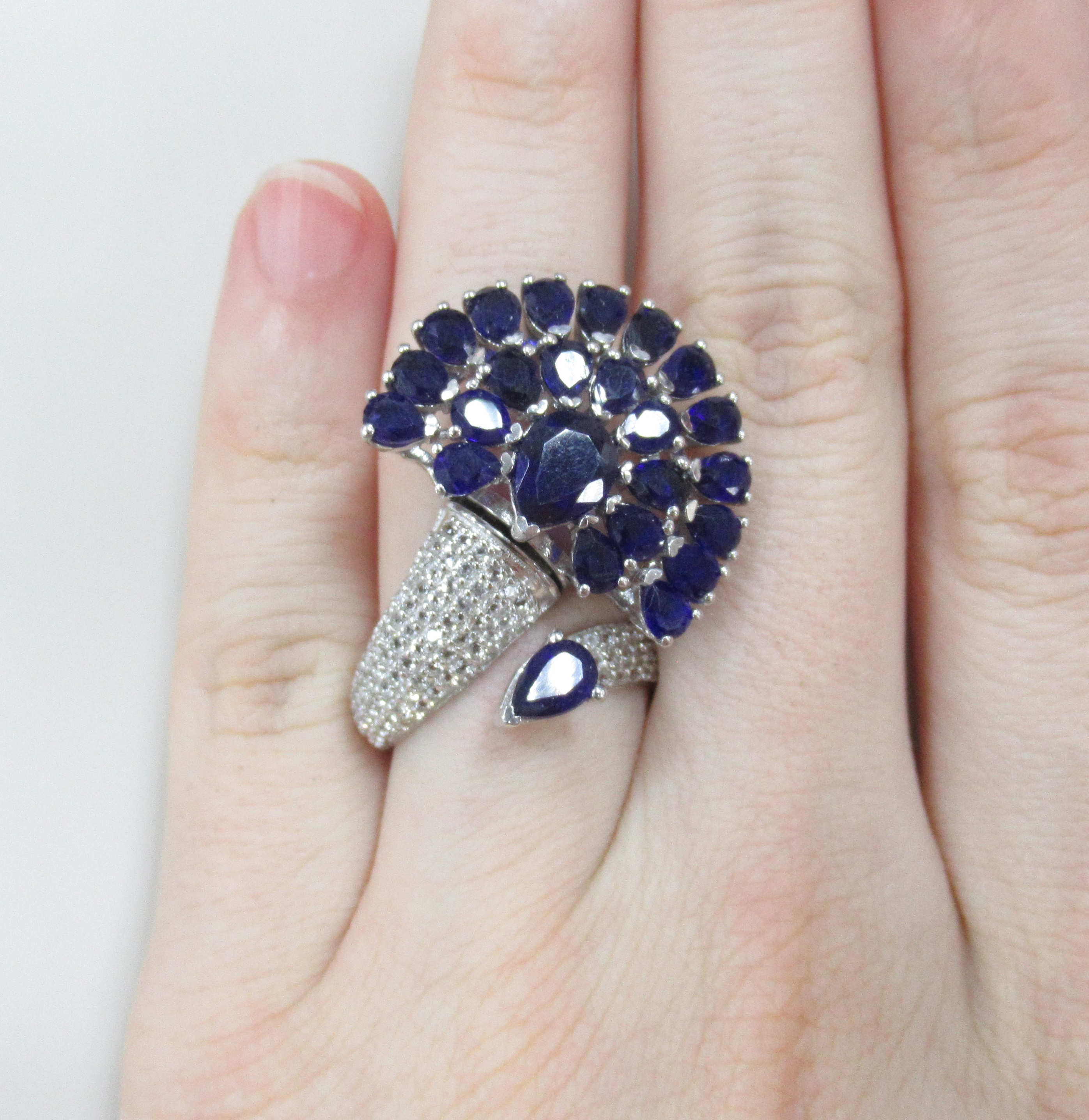 Серебряное незамкнутое кольцо с сапфирами